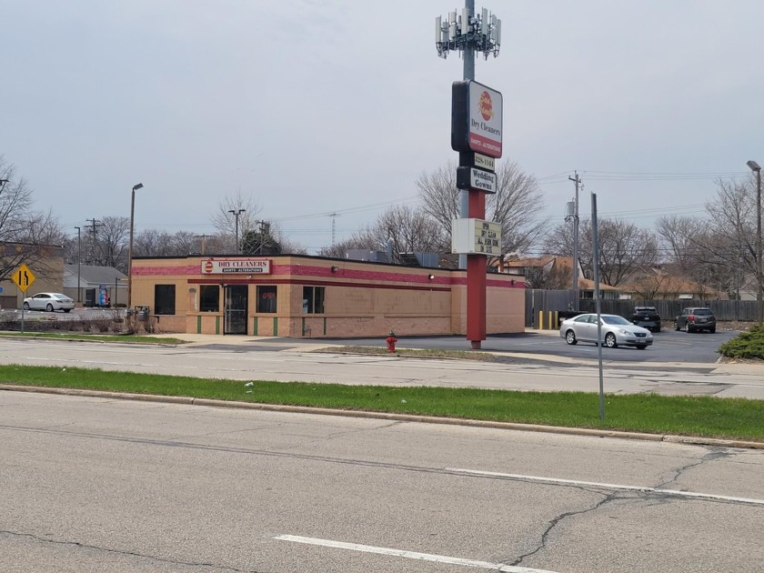 Attention investors! Almost 3000 sf of solid free standing - Beach Commercial for sale in Milwaukee, Wisconsin on Beachhouse.com