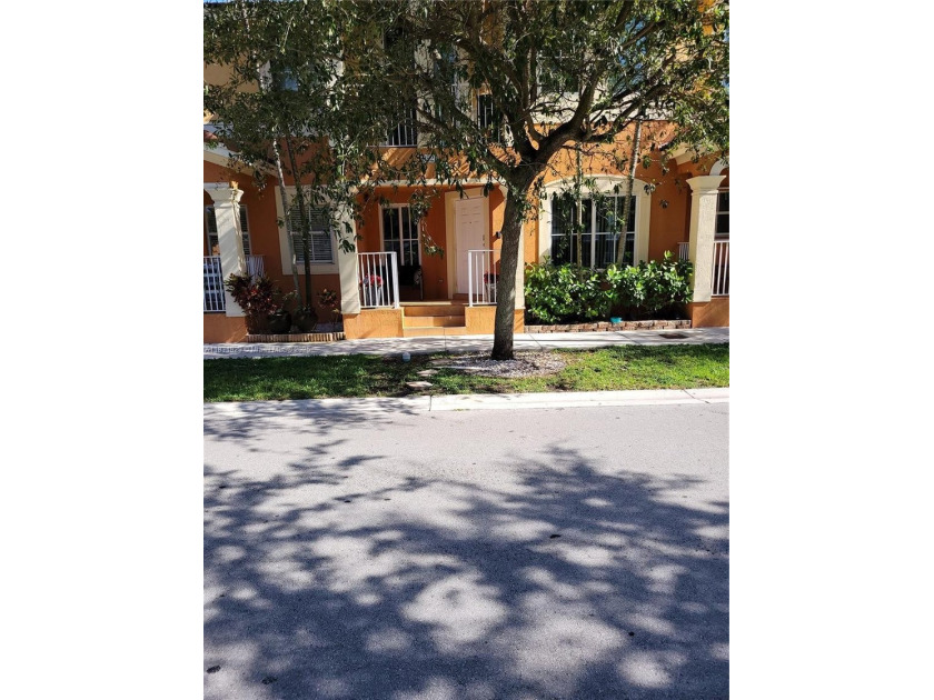 OWNER VERY MOTIVATED. HUGE PRICE REDUCTION.  Well-maintained - Beach Townhome/Townhouse for sale in Homestead, Florida on Beachhouse.com