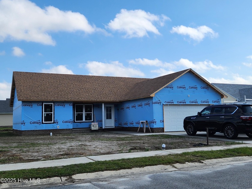 New construction in Hunters Lake on a corner lot. This - Beach Home for sale in Elizabeth City, North Carolina on Beachhouse.com