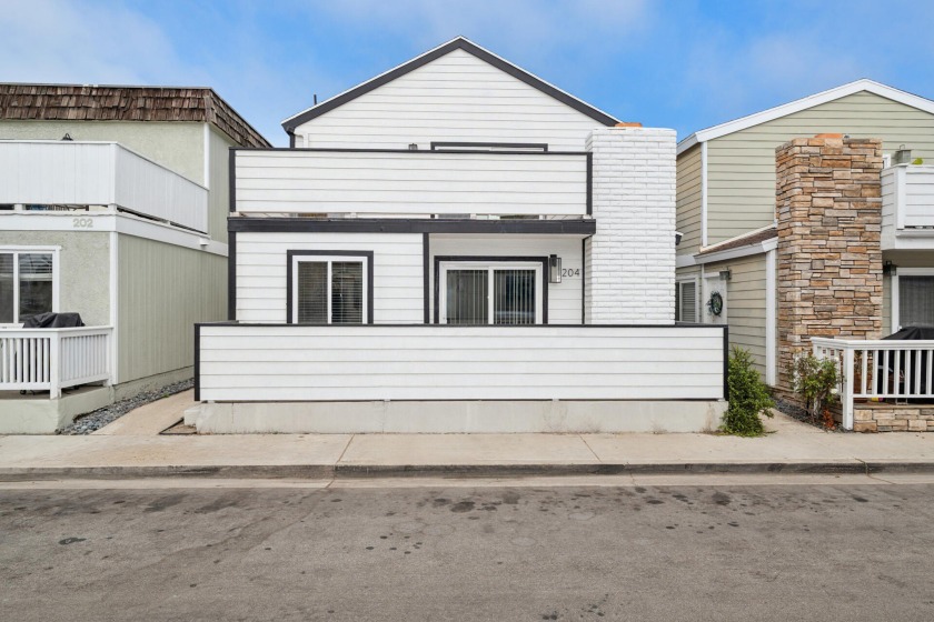 Welcome to your Dream Coastal Investment! This beautifully - Beach Home for sale in Newport Beach, California on Beachhouse.com