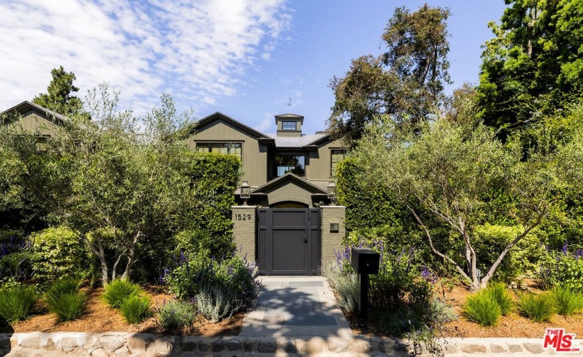 Perfectly situated in the coveted Pacific Palisades Riviera and - Beach Home for sale in Pacific Palisades, California on Beachhouse.com