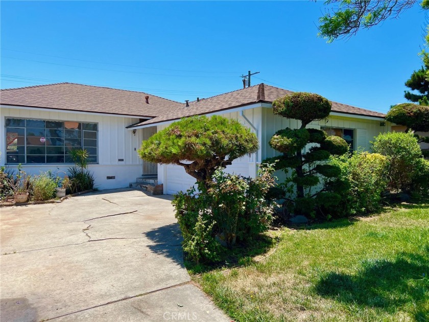 This mid-century single-story house has been freshly painted - Beach Home for sale in Gardena, California on Beachhouse.com