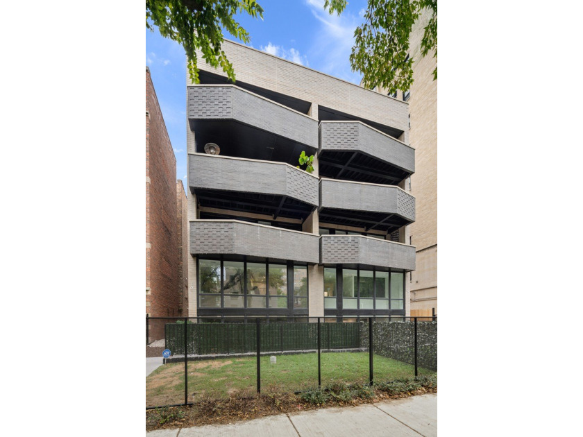 LAST CHANCE: PRICE REDUCED! Introducing 5114 Kenwood - a - Beach Condo for sale in Chicago, Illinois on Beachhouse.com