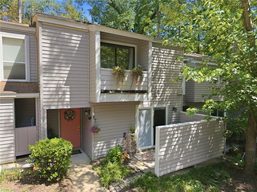 59 Summer East offers a great opportunity in a convenient - Beach Townhome/Townhouse for sale in Williamsburg, Virginia on Beachhouse.com