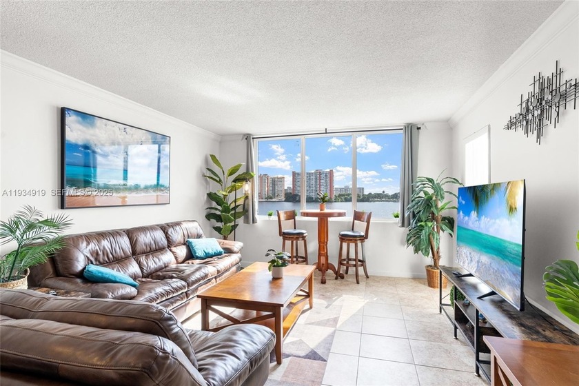 Bright lakefront 1-bedroom, 1.5-bath residence with a flexible - Beach Condo for sale in Miami, Florida on Beachhouse.com