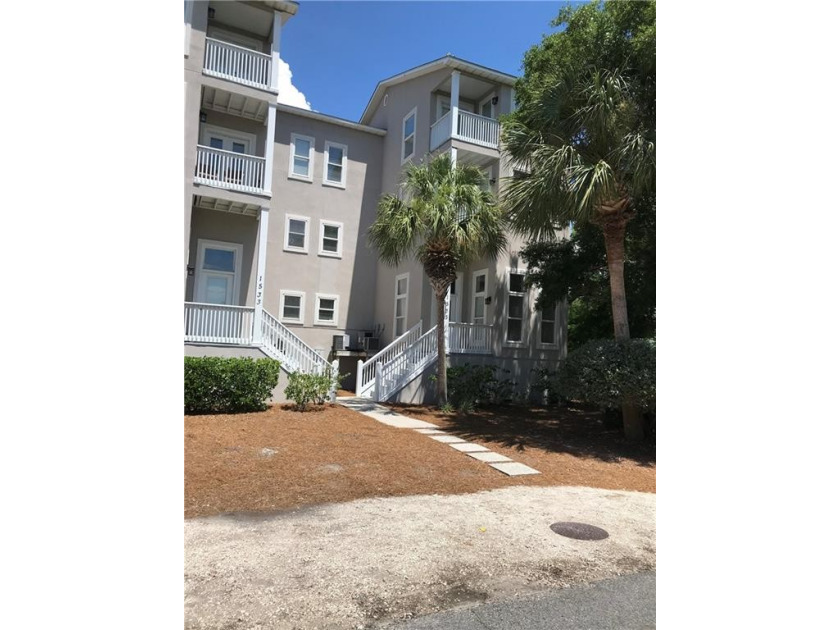 There is so much flexibility of use in this wonderful townhouse - Beach Townhome/Townhouse for sale in Saint Simons, Georgia on Beachhouse.com