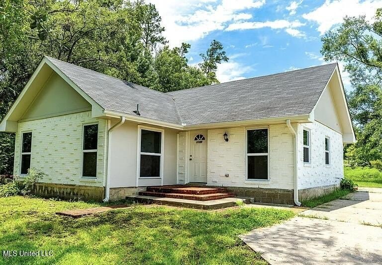 Welcome to 6535 Lakeshore Drive, where comfort and location come - Beach Home for sale in Bay Saint Louis, Mississippi on Beachhouse.com