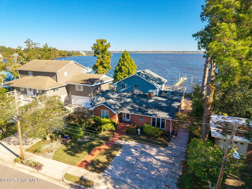 Contemporary Riverside Retreat with riverfront views. Experience - Beach Home for sale in New Bern, North Carolina on Beachhouse.com