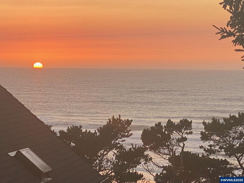 *Active* Single level cottage with beautiful sunsets and surf - Beach Home for sale in Lincoln City, Oregon on Beachhouse.com