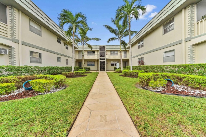 Totally turnkey, contemporary condominium in gated Kings Point - Beach Condo for sale in Delray Beach, Florida on Beachhouse.com