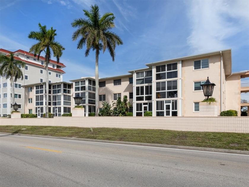 Paradise awaits!  Welcome home to this gorgeous 2 bedroom, 2 - Beach Condo for sale in Venice, Florida on Beachhouse.com