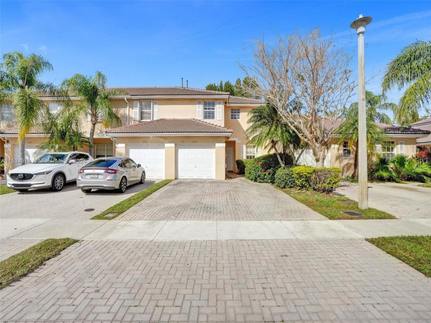 Come experience this lovely townhome with 3 bedrooms, 2.5 - Beach Townhome/Townhouse for sale in Sunrise, Florida on Beachhouse.com