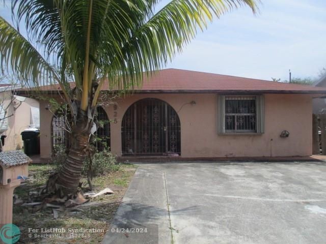Excellent Deal*! Spacious 3 bedroom, 2 bath home with a large - Beach Home for sale in Lake Worth Beach, Florida on Beachhouse.com
