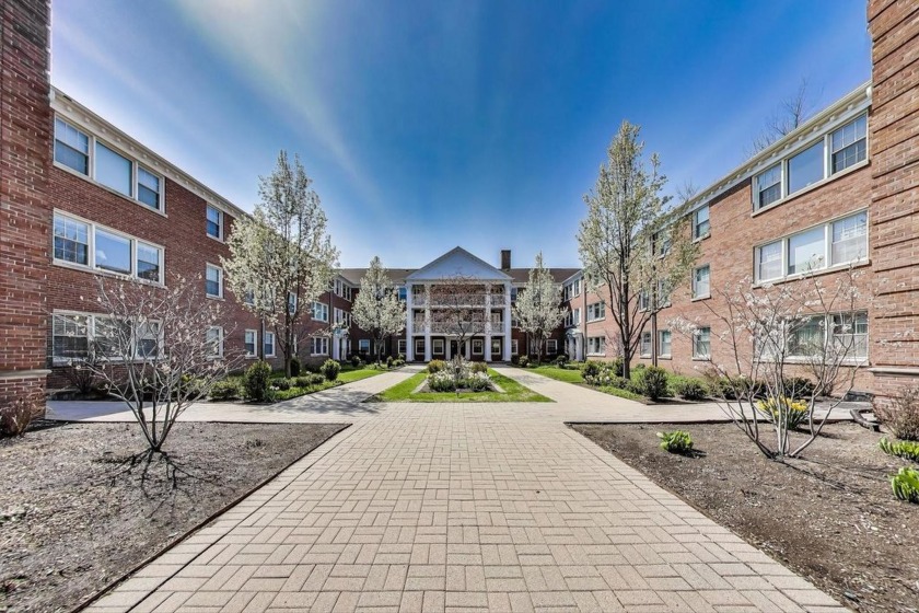 Beautifully updated 2-bedroom, 1-bath condo in a professionally - Beach Home for sale in Evanston, Illinois on Beachhouse.com