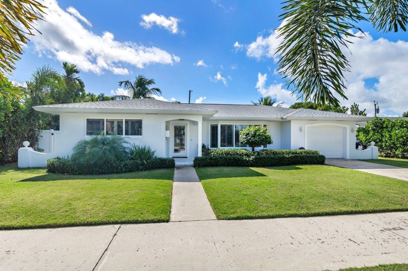 This immaculate College Park residence combines the convenience - Beach Home for sale in Lake Worth Beach, Florida on Beachhouse.com