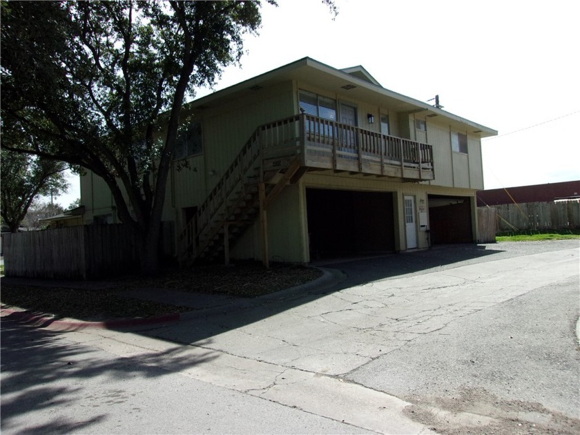 REDUCED !!! Come look at this condo with lake views! This condo - Beach Condo for sale in Corpus Christi, Texas on Beachhouse.com