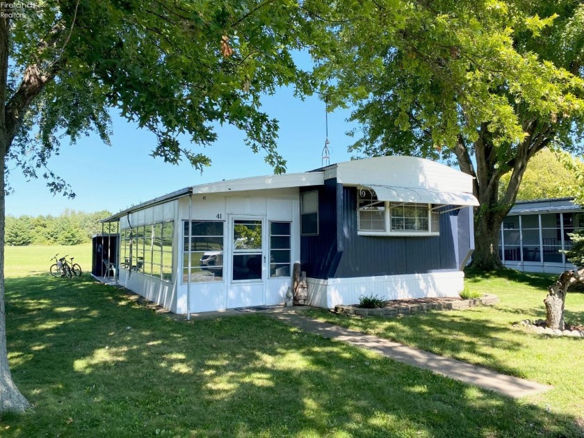Charming 2-Bedroom Mobile Home with Million-Dollar Lake Erie - Beach Home for sale in Port Clinton, Ohio on Beachhouse.com