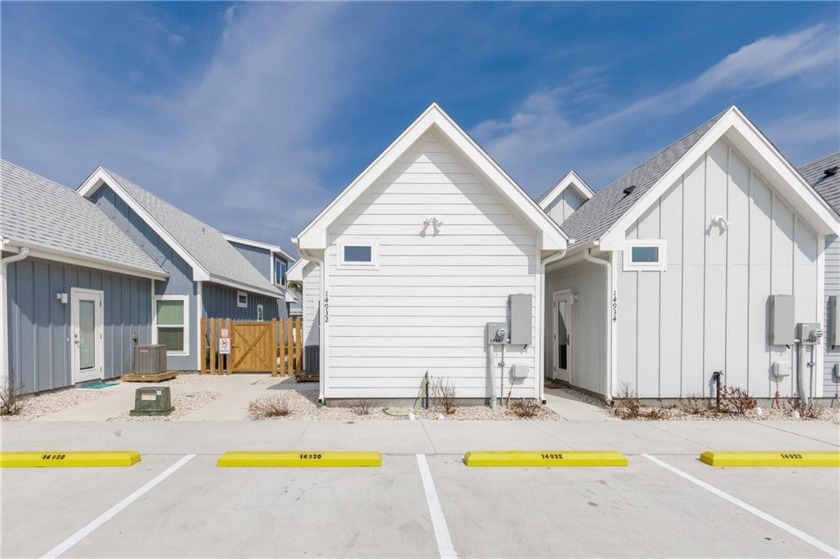 LOCATION, LOCATION, LOCATION!!! This mint condition, turn key - Beach Townhome/Townhouse for sale in Corpus Christi, Texas on Beachhouse.com