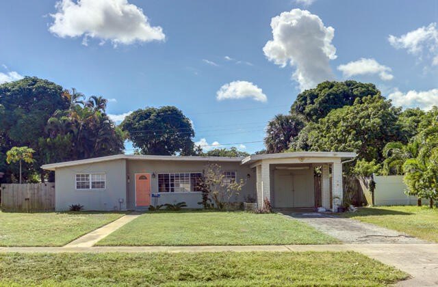 Prime location in Lake Park.  3 bedrooms with fenced backyard - Beach Home for sale in Lake Park, Florida on Beachhouse.com