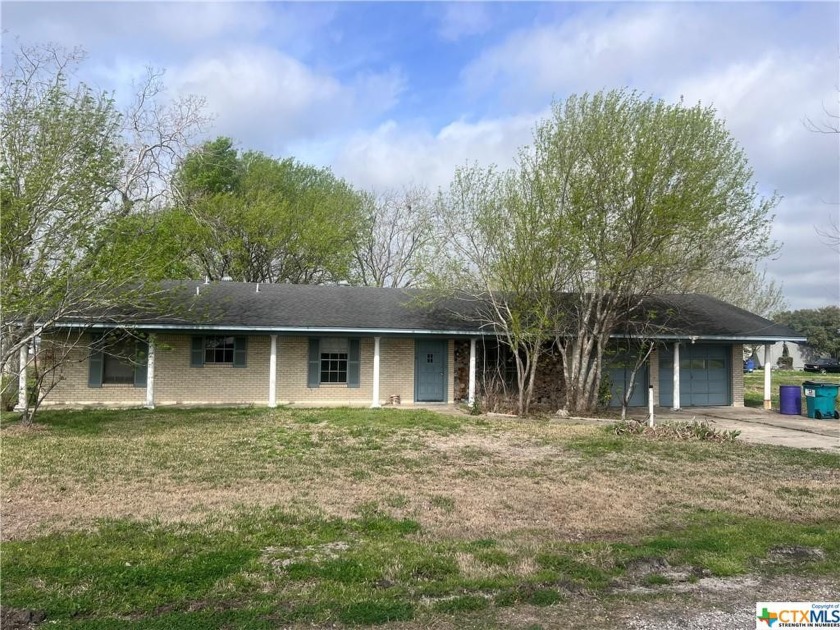 Discover the hidden gym among fixer uppers! This home offers a - Beach Home for sale in Port Lavaca, Texas on Beachhouse.com