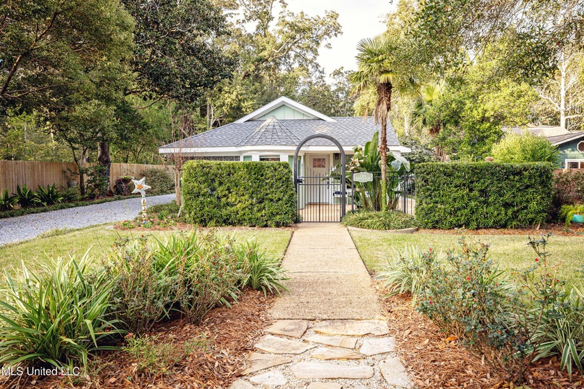 WOW - NEW, NEW, NEW, NEWLY remodeled downtown home, ALL the - Beach Home for sale in Ocean Springs, Mississippi on Beachhouse.com