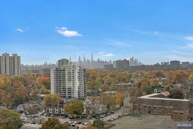 Hi floor 3BR/2Bath condo with expansive views of the GWB, Hudson - Beach Condo for sale in Fort Lee, New Jersey on Beachhouse.com