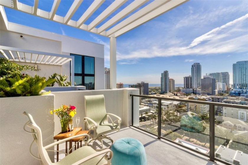 Stunning Penthouse w Private Rooftop Terrace  Balcony in - Beach Condo for sale in St. Petersburg, Florida on Beachhouse.com