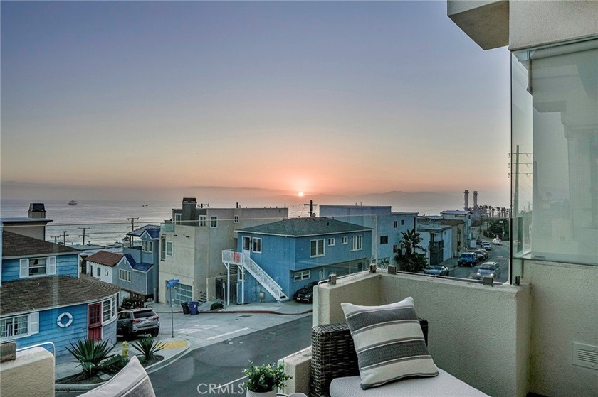 This contemporary townhouse looks amazing, and we think you'll - Beach Townhome/Townhouse for sale in Manhattan Beach, California on Beachhouse.com