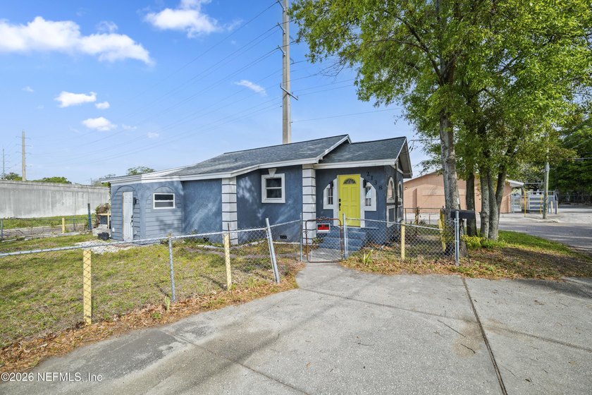 **FENCED LOT**INCOME POTENTIAL**GREAT LOCATION** This 3 bed/2 - Beach Home for sale in Jacksonville, Florida on Beachhouse.com
