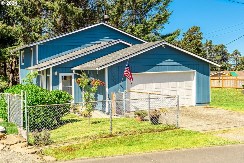 Just listed!! A must see split level beach house, with the - Beach Home for sale in Lincoln City, Oregon on Beachhouse.com