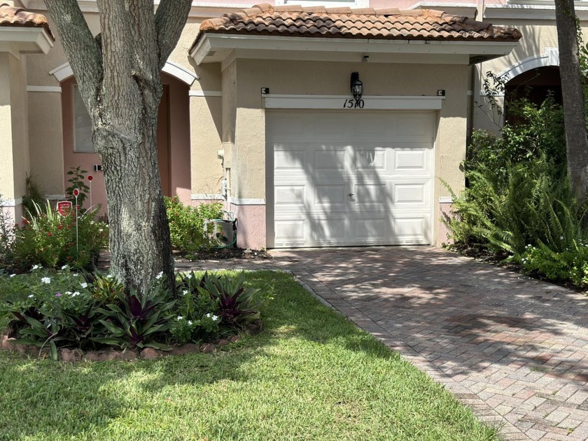 Excellent location with plenty of shops and restaurants near by - Beach Townhome/Townhouse for sale in Greenacres, Florida on Beachhouse.com