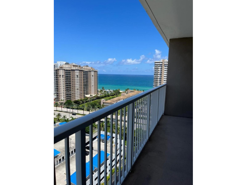 A VERY COMFORTABLE STUDIO ON THE 17 FLOOR WITH AN AMPLE BALCONY - Beach Condo for sale in Hallandale Beach, Florida on Beachhouse.com