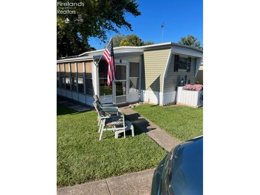 This very well maintained seasonal mobile features (Big ticket - Beach Home for sale in Port Clinton, Ohio on Beachhouse.com