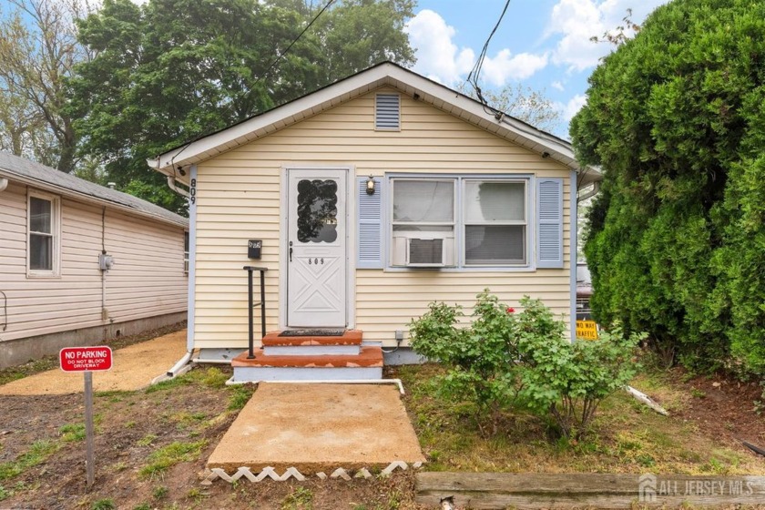 Welcome to this charming one-bedroom, one-bathroom ranch - Beach Home for sale in South Amboy, New Jersey on Beachhouse.com