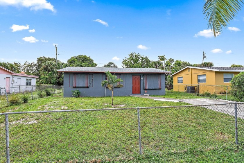 Great opportunity to own this single family home right in - Beach Home for sale in Riviera Beach, Florida on Beachhouse.com