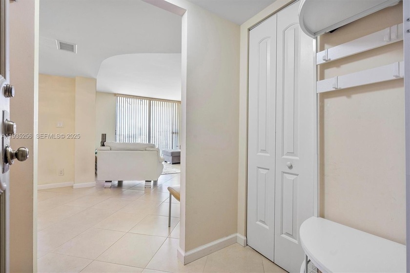 Large renovated 1-bed, 1,5 bath unit with a den, large walk in - Beach Condo for sale in Hallandale Beach, Florida on Beachhouse.com