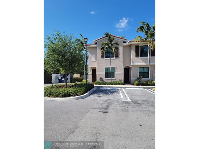 Beautiful townhome with 3 bedrooms and 3 full bathrooms with one - Beach Townhome/Townhouse for sale in Riviera Beach, Florida on Beachhouse.com