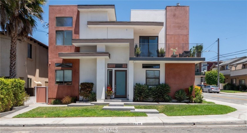 This is a very rare custom townhome with an elevator inside the - Beach Townhome/Townhouse for sale in Redondo Beach, California on Beachhouse.com