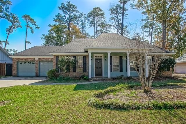 Move in ready 4 bedroom 2.5 bath home close to the Causeway - Beach Home for sale in Mandeville, Louisiana on Beachhouse.com