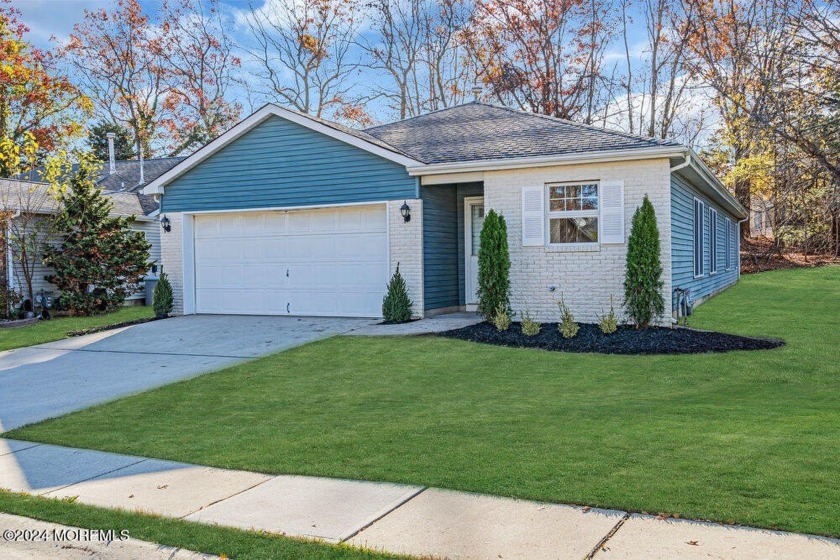 Beautifully renovated 2 bed, 2 bath home in the desirable - Beach Home for sale in Toms River, New Jersey on Beachhouse.com