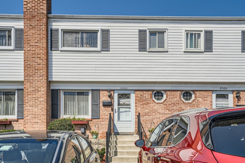 **Stunning Updated Townhouse in Marshall Manor, Skokie** Welcome - Beach Townhome/Townhouse for sale in Skokie, Illinois on Beachhouse.com