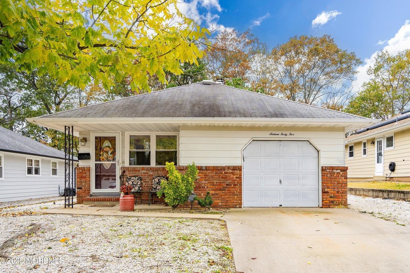 Discover comfortable living in Holiday City Silverton, a - Beach Home for sale in Toms River, New Jersey on Beachhouse.com