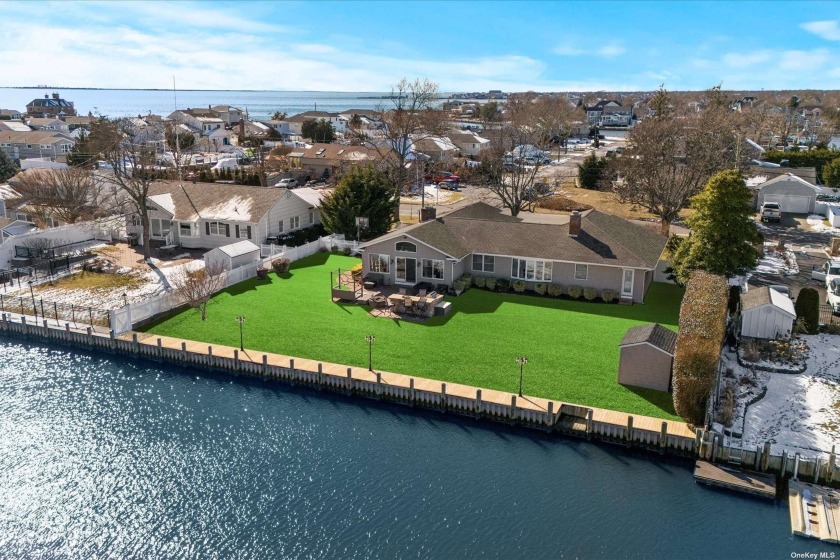 Situated at 199 Secatogue Ln W, this property harmoniously - Beach Home for sale in West Islip, New York on Beachhouse.com