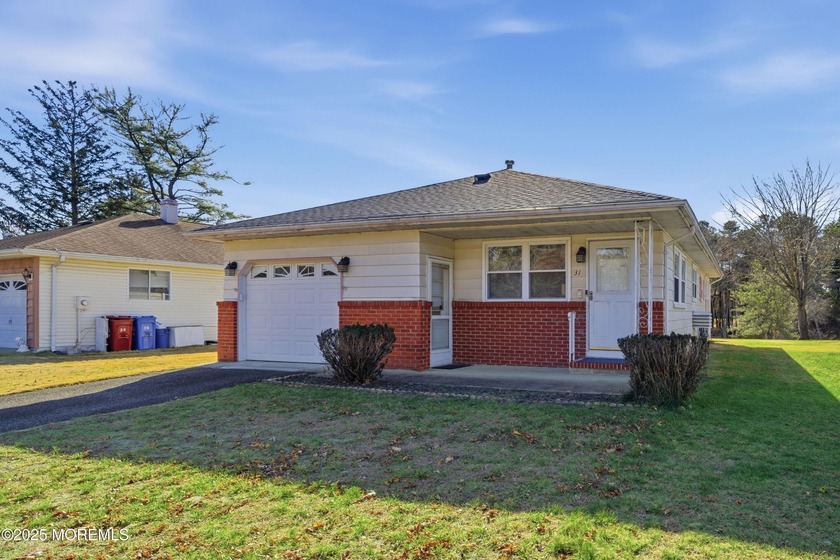 Visit this charming Yellowstone 2bed/1 bath ranch in a Great - Beach Home for sale in Toms River, New Jersey on Beachhouse.com