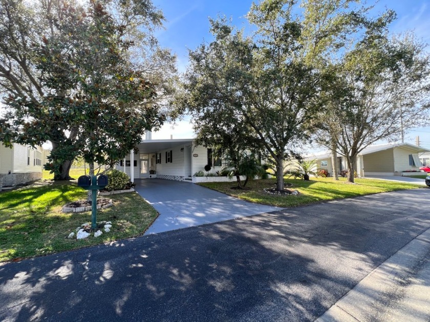 THIS HOME IS ON LEASED LAND WITH AN APPROXIMATE MONTHLY LOT - Beach Home for sale in Sarasota, Florida on Beachhouse.com