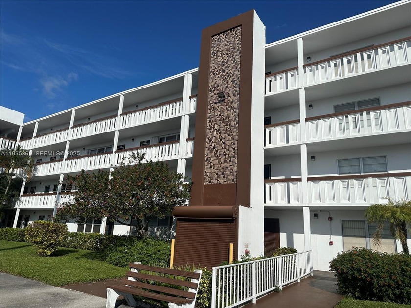 Beautiful 1st-floor unit, One Bedroom 1.5 bath. One of the - Beach Condo for sale in Deerfield Beach, Florida on Beachhouse.com