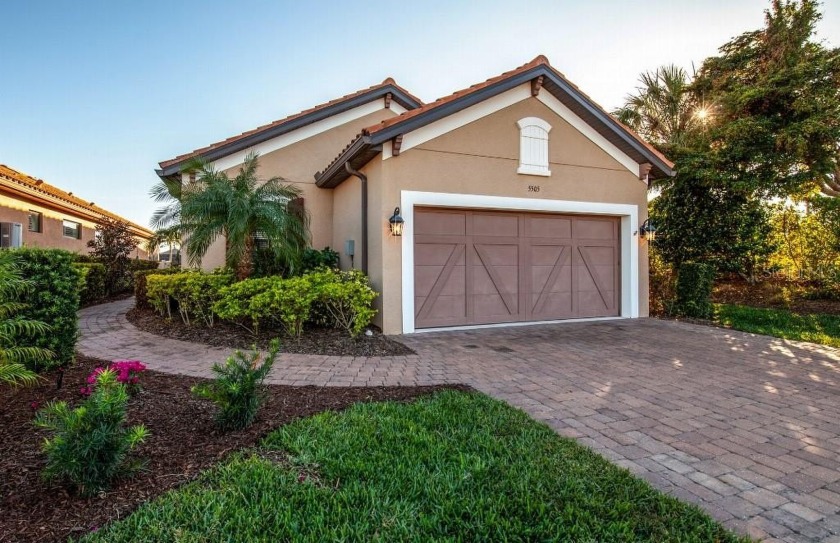 SUPERIOR LOCATION! This 3bed/2bath water view home is on a - Beach Home for sale in Nokomis, Florida on Beachhouse.com