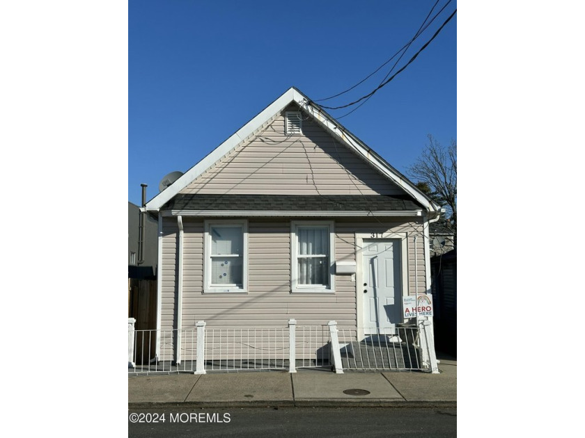 CHARMING HOUSE IN A GREAT LOCATION! THIS HOME OFFERS 4 BEDROOMS - Beach Home for sale in Long Branch, New Jersey on Beachhouse.com