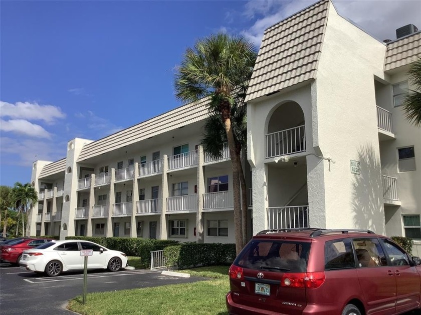 Enjoy this cozy and very neat 2/2 55+ condo on the first floor - Beach Condo for sale in Sunrise, Florida on Beachhouse.com