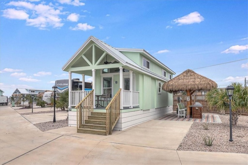 Cozy, luxury living at an affordable price! Enjoy low property - Beach Home for sale in Port Aransas, Texas on Beachhouse.com